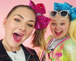 She met Jojo Siwa in March 2019 and shared a photograph with her on Instagram.